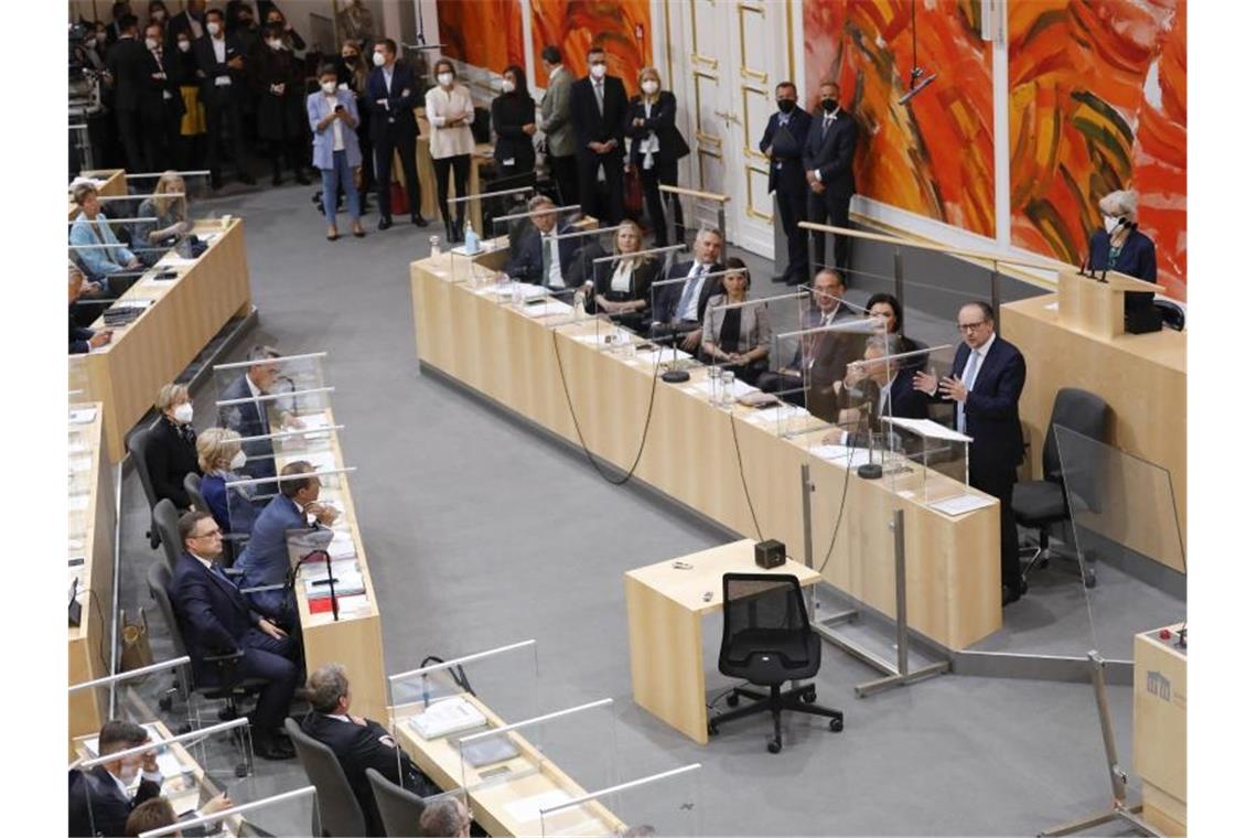 Opposition in Österreich kritisiert neuen Kanzler scharf Der neue Bundeskanzler Alexander Schallenberg (r) spricht bei einer Sondersitzung des Nationalrats in Wien. Foto: Lisa Leutner/AP/dpa