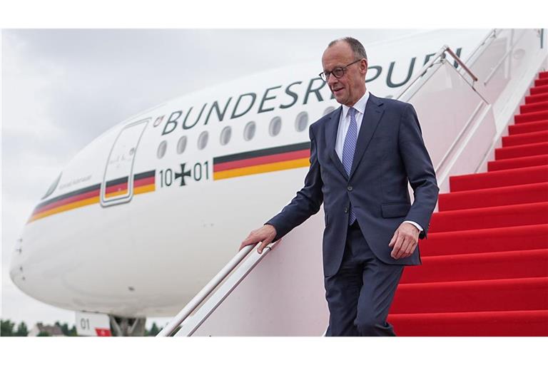 Der neue Bundeskanzler ist zu seinem ersten Besuch im Ausland in Paris eingetroffen.