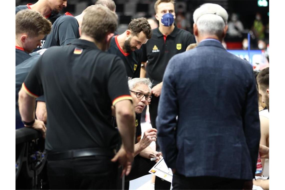 „Einfach enttäuscht“: Tiefschlag für deutsche Basketballer Der neue Bundestrainer Gordon Herbert (M) gibt während einer Auszeit Anweisungen. Foto: Daniel Karmann/dpa