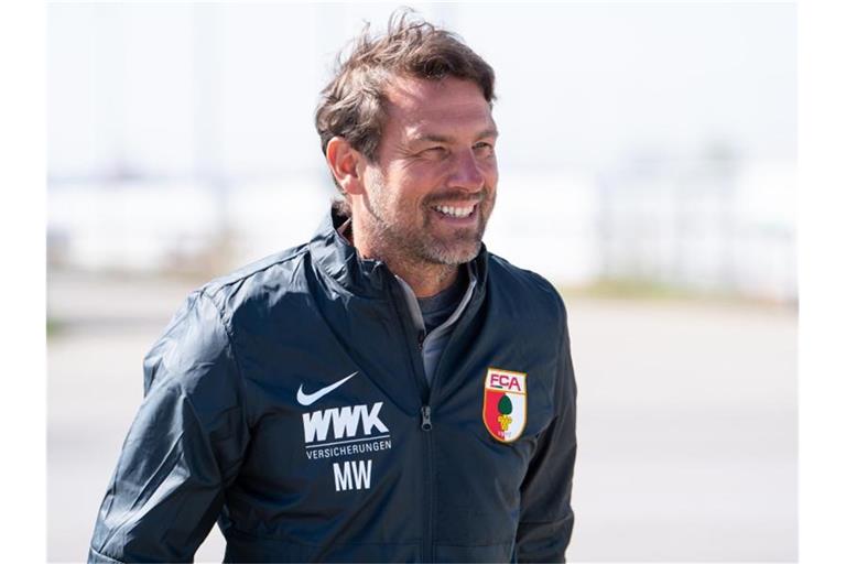 Der neue Chef-Trainer Markus Weinzierl kommt zum Training. Foto: Sven Hoppe/dpa