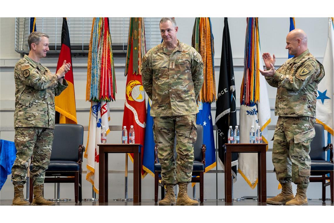 Kommandowechsel bei Eucom: Grynkewich folgt auf Cavoli Der neue Eucom-Chef Alexus Grynkewich (Mitte), neben dem US-Generalstabschef Dan Caine (links) und dem bisherigen Eucom-Kommandeur Christopher Cavoli.