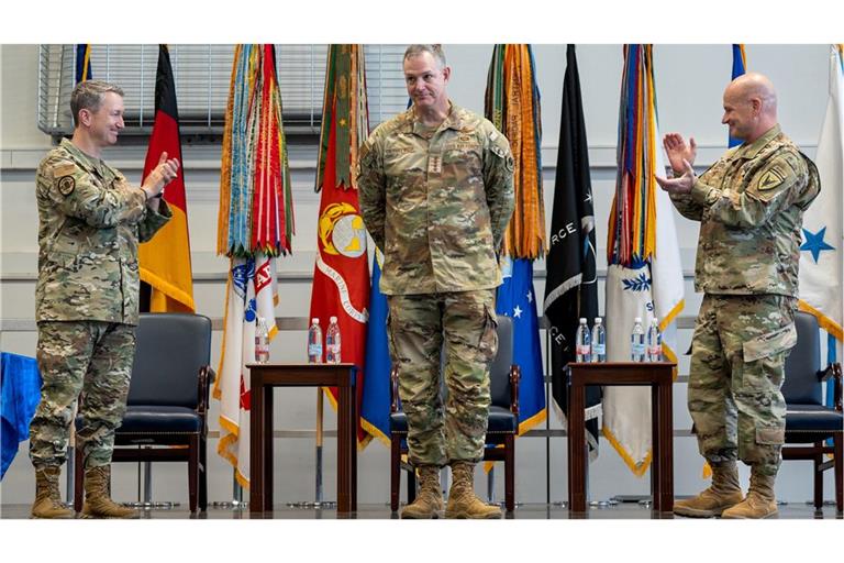 Der neue Eucom-Chef Alexus Grynkewich (Mitte), neben dem US-Generalstabschef Dan Caine (links) und dem bisherigen Eucom-Kommandeur Christopher Cavoli.