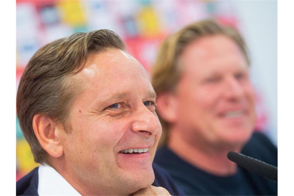 Der neue FC-Sportchef Horst Heldt (l) und der neue Trainer Markus Gisdol bei der Pressekonferenz in Köln. Foto: Rolf Vennenbernd/dpa