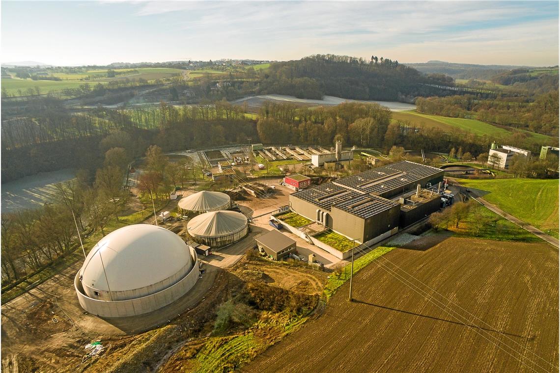 Speicher füllt sich mit Flüssigdünger Der neue Flüssigdüngerspeicher mit seiner Haube, die als Gasspeicher dient (links im Bild), stellt die beiden alten Tanks in den Schatten. Rechts schließt sich die Vergärungsanlage an. Dort sind auch die Blockheizkraftwerke installiert. Im Hintergrund: die städtische Kläranlage. Fotos: A. Becher