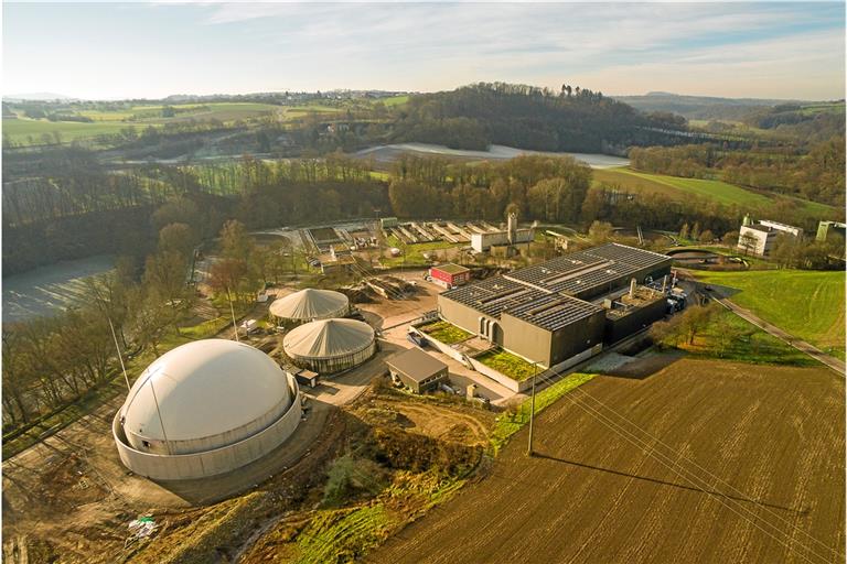 Der neue Flüssigdüngerspeicher mit seiner Haube, die als Gasspeicher dient (links im Bild), stellt die beiden alten Tanks in den Schatten. Rechts schließt sich die Vergärungsanlage an. Dort sind auch die Blockheizkraftwerke installiert. Im Hintergrund: die städtische Kläranlage. Fotos: A. Becher