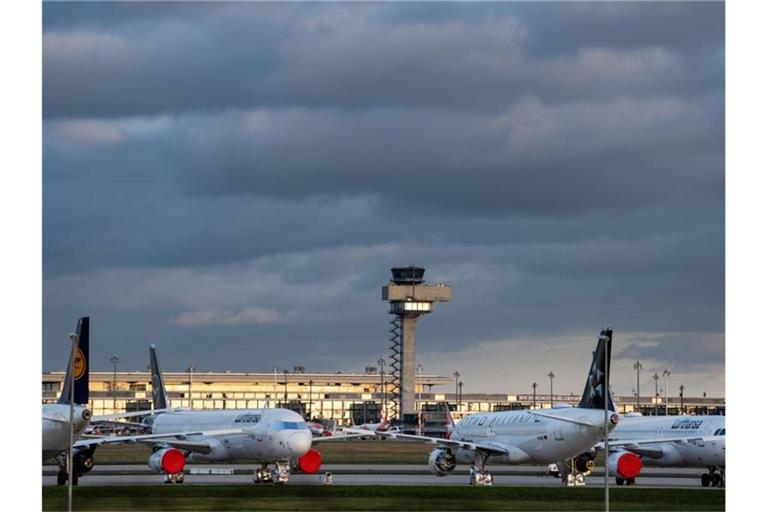 Der neue Flughafen Berlin Brandenburg Willy Brandt (BER). Im Moment gibt es nach Betreiberangaben aber nur gut ein Fünftel der üblichen Flugzahlen und ein Zehntel der Passagiere. Foto: Bernd von Jutrczenka/dpa