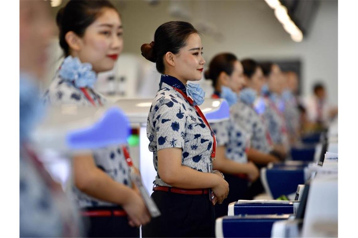 Nach nur vier Jahren: Xi eröffnet Mega-Flughafen in Peking Der neue Flughafen wurde in den Staatsmedien als Zeichen für Chinas Leistungsfähigkeit und Wachstum gefeiert. Seine Eröffnung erfolgte wie geplant rechtzeitig zum 70. Jahrestag der Gründung der Volksrepublik. Foto: Hei Jianjun/Imaginechina via ZUMA Press