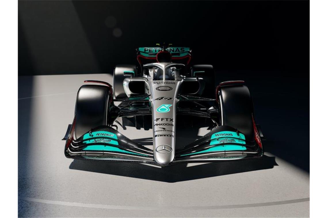 Superstar im „Attacke-Modus“: Hamilton im neuen Silberpfeil Der neue Formel-1-Mercedes wurde in Silverstone vorgestellt. Foto: -/MercedesAMGF1/dpa