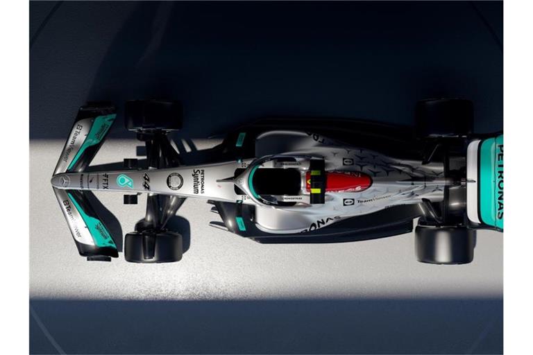 Der neue Formel-1-Wagen von Mercedes ist wieder silber. Foto: -/MercedesAMGF1/dpa