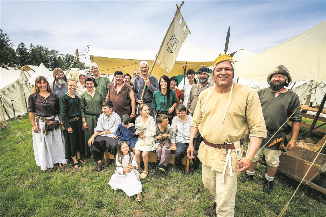 „Der Neue Haufen“ mit Oliver Mahler (vorne) als Hauptmann Oswald Meder lässt die Menschen in die Zeit des Bauernkriegs eintauchen. Fotos: A. Becher