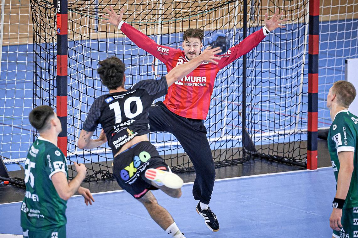 Der neue HCOB-Torwart Dennis Wipf glänzt im Heimspiel gegen Erlangen-Bruck mit einer Vielzahl von Paraden. Foto: Alexander Becher