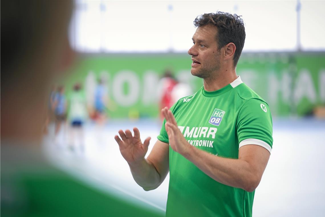 HC Oppenweiler/Backnang startet mit einem weiteren Zugang Der neue HCOB-Trainer Daniel Brack hat beim Trainingsauftakt mit seinen Spielern gleich ordentlich losgelegt. Foto: Alexander Becher