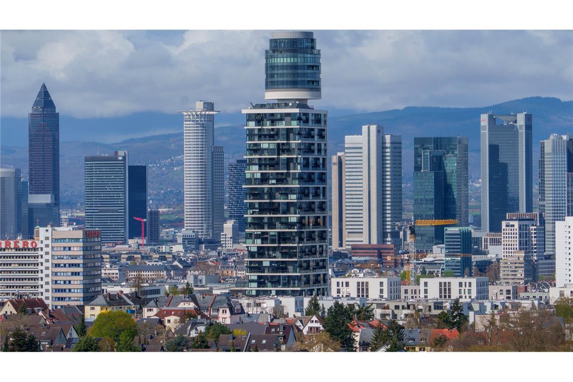 Der Neue Henninger-Turm, ein Wohnhochhaus, im Frankfurter Süden. (Archivbild)