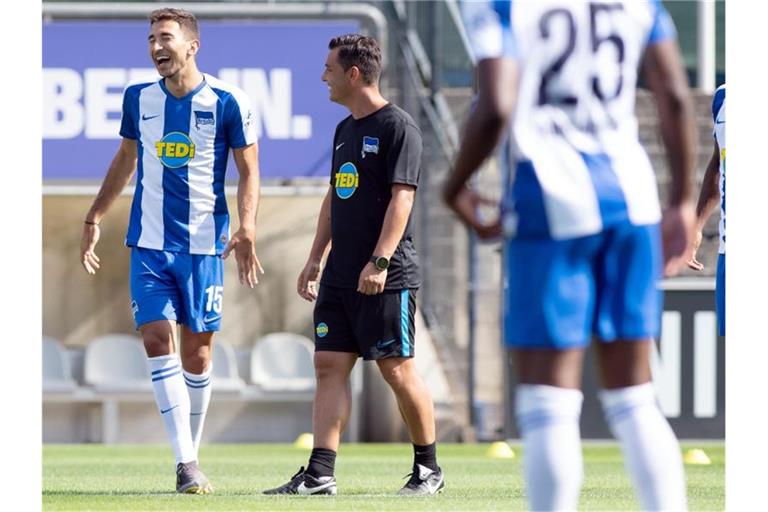 Der neue Hertha-Trainer Ante Covic (M.) scherzt im Training mit Marko Grujic (l). Foto: Soeren Stache