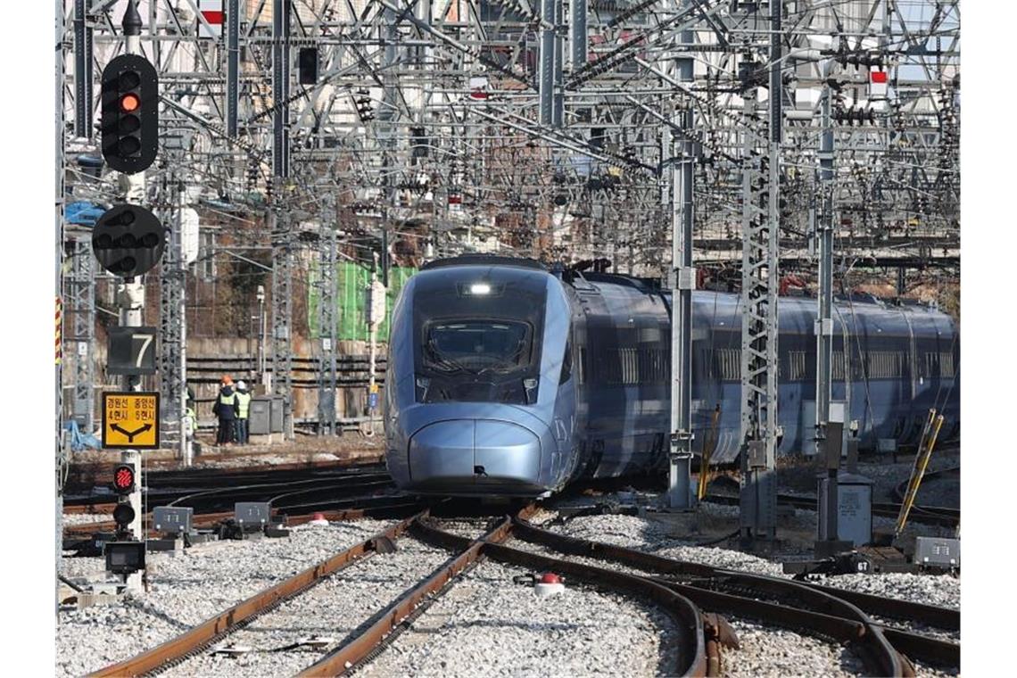Südkorea nimmt neuen Hochgeschwindigkeitszug in Betrieb Der neue Hochgeschwindigkeitszug mit dem Namen KTX-Eum, auch bekannt als Korail Class 150000, fährt am ersten Tag seiner Betriebsaufnahme in den Bahnhof Cheongnyangni ein. Foto: -/YNA/dpa
