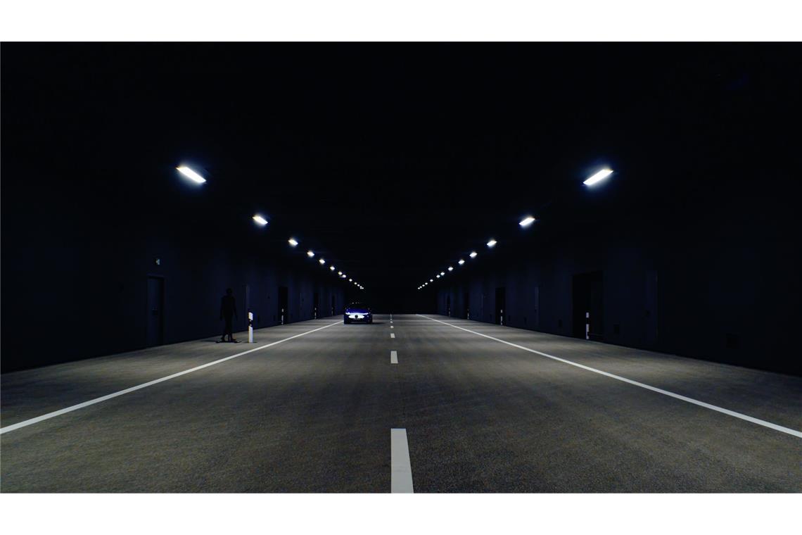 Der neue Lichtkanal ist 135 meter lang. In einer Halle steht dort eine Landstraße.
