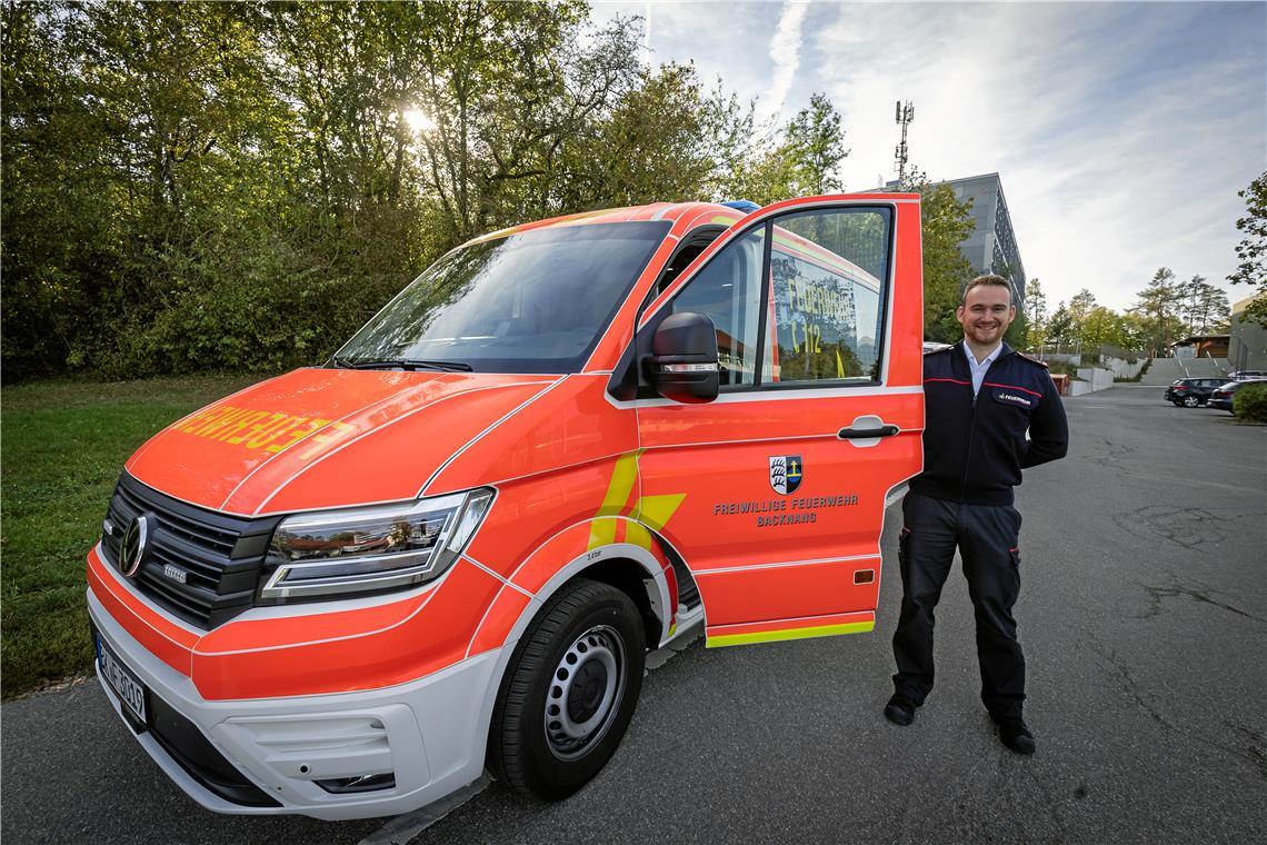 Der neue Mannschaftstransportwagen, den Kommandant Marcel Schäfer hier präsentiert, war mit Kosten von rund 95000 Euro kein Schnäppchen. Foto: Alexander Becher