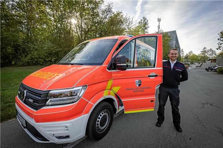 Der neue Mannschaftstransportwagen, den Kommandant Marcel Schäfer hier präsentiert, war mit Kosten von rund 95000 Euro kein Schnäppchen. Foto: Alexander Becher