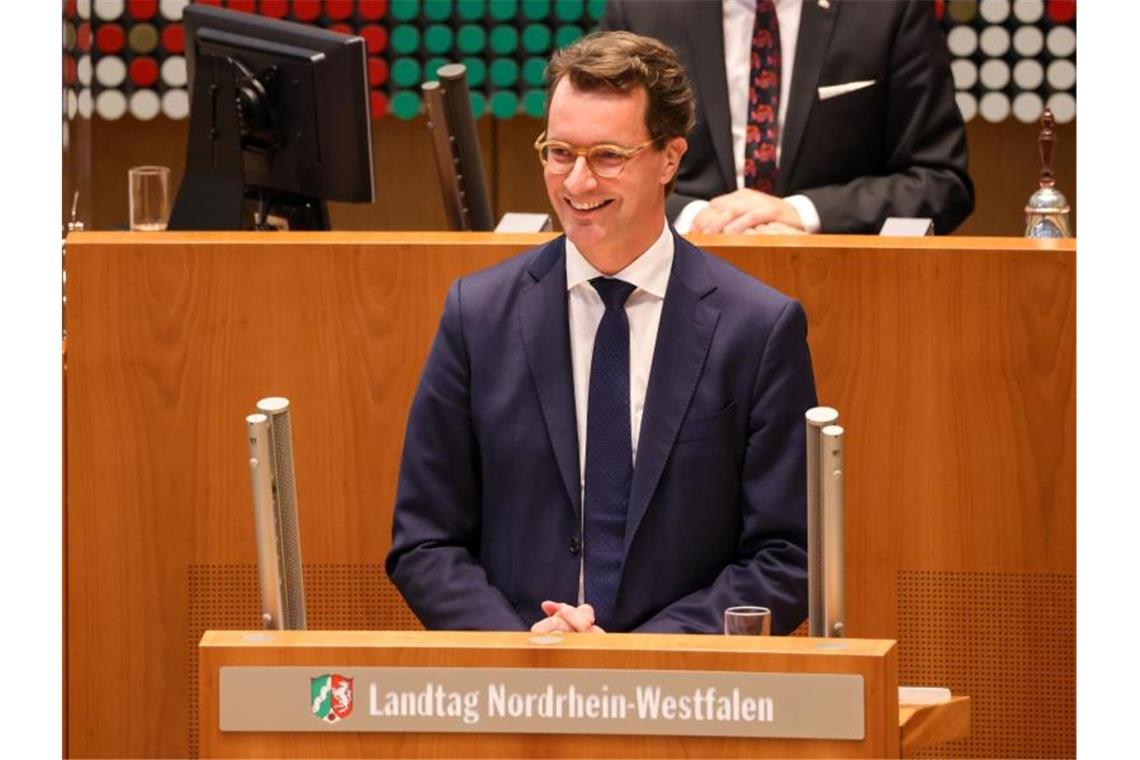 Der neue Ministerpräsident von Nordrhein-Westfalen, Hendrik Wüst (CDU), spricht im Landtag. Foto: Rolf Vennenbernd/dpa