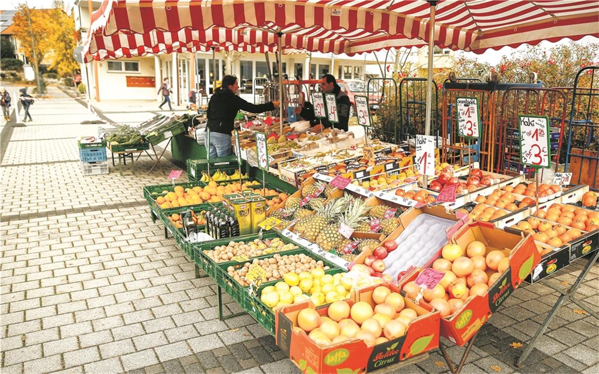 Nächster Schritt hin zum Wochenmarkt? Der neue Obst- und Gemüsestand in Maubach hat auch dem Metzgerwagen wieder frischen Aufwind gegeben. Ein fester Wochenmarkt rückt so in greifbare Nähe. Foto: A. Becher