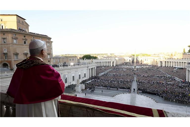 Der neue Papst vor einer Menschenmenge