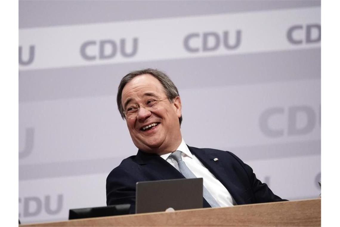 Der neue Parteivorsitzende Armin Laschet sitzt beim digitalen CDU-Bundesparteitag auf dem Podium. Foto: Michael Kappeler/dpa