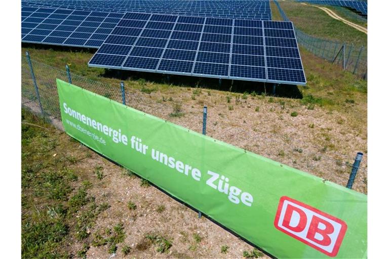 Der neue Photovoltaik-Park des Unternehmens Enerparc wird offiziell in Betrieb genommen. Die Unternehmen Enerparc und die Deutsche Bahn haben einen Stromliefervertrag über jährlich 80 Gigawattstunden abgeschlossen. Foto: Jens Büttner/dpa-Zentralbild/dpa