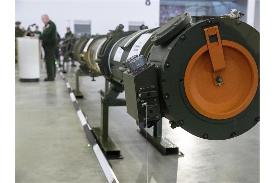 Nato reagiert auf russische Marschflugkörper Der neue russische Marschflugkörper vom Typ 9M729 ist zur Präsentation in einer Halle aufgestellt. Nach Auffassung der NATO, sind die Raketen vom Typ SSC-8 (Bezeichnung der Nato) in der Lage in fast ganz Europa Hauptstädte zu treffen. Foto: Pavel Golovkin/AP/dpa