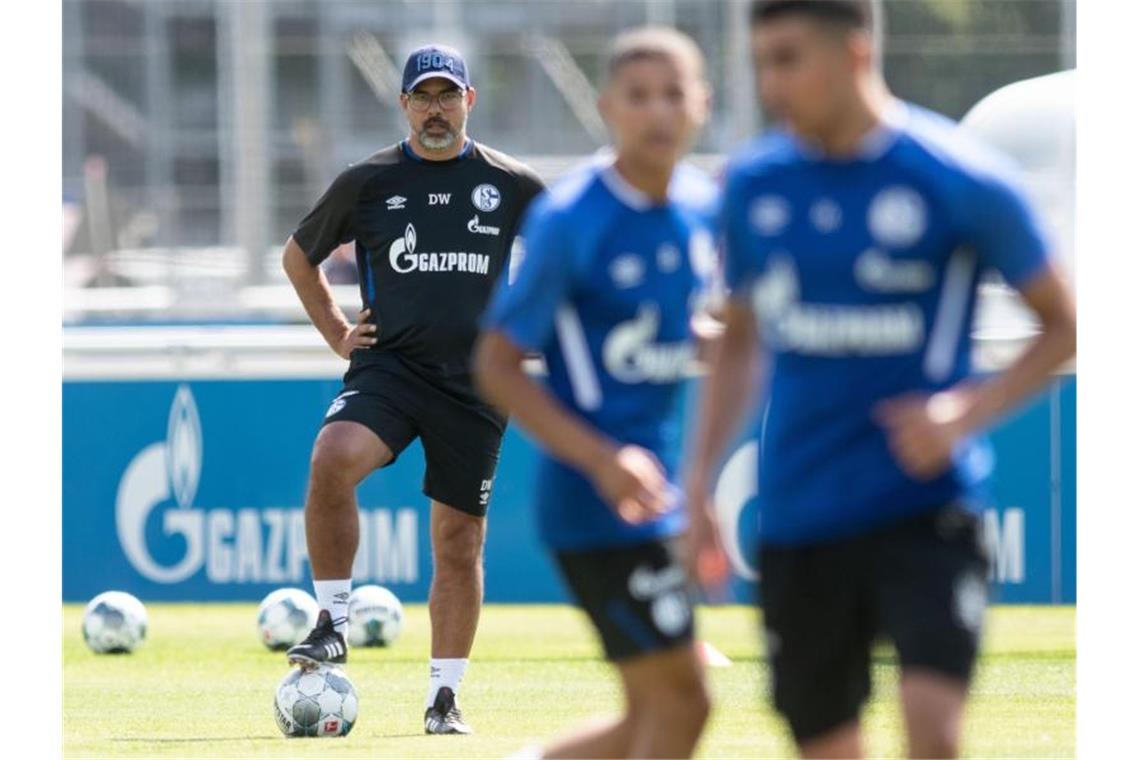 Der neue Schalke-Trainer David Wagner leitete sein erstes Training in Gelsenkirchen. Foto: Bernd Thissen