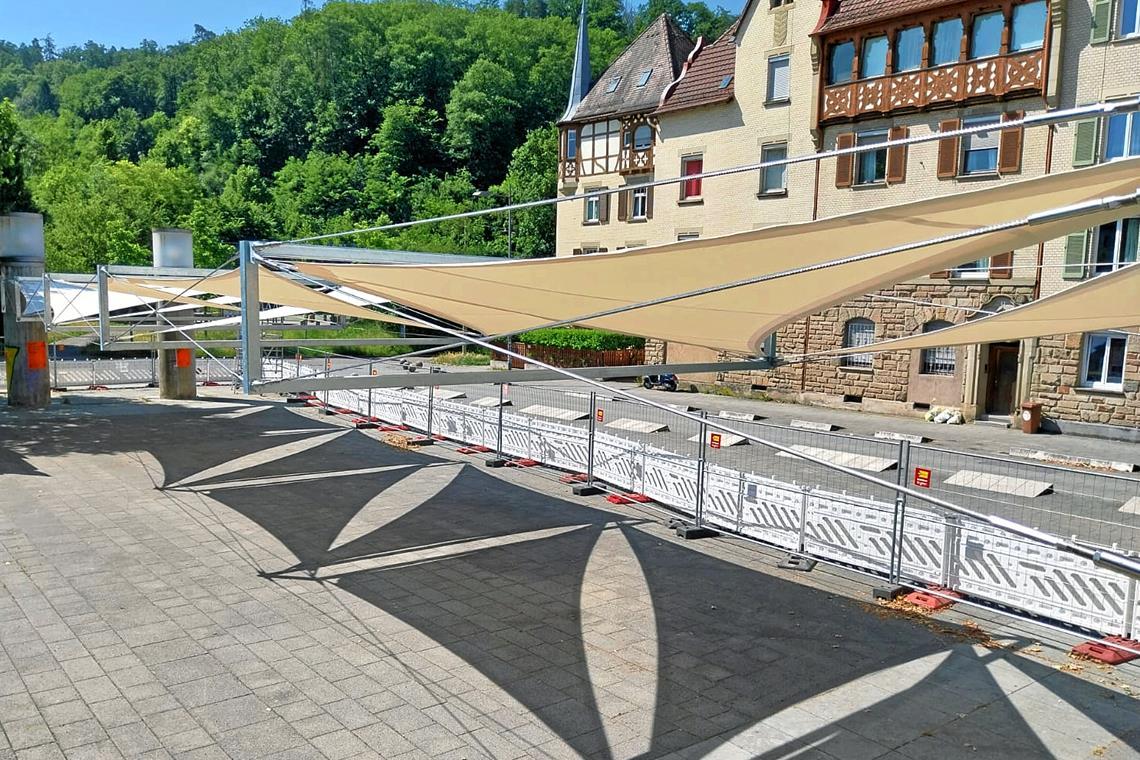 Der neue Schattenspender sorgt für Kühlung am Stuttgarter Südheimer Platz. Foto: Zanker GmbH