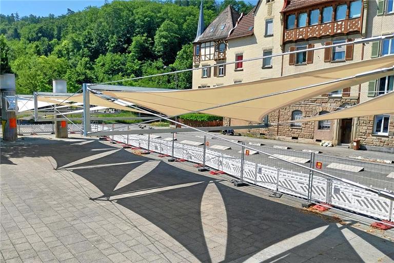 Der neue Schattenspender sorgt für Kühlung am Stuttgarter Südheimer Platz. Foto: Zanker GmbH