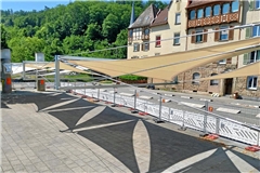 Der neue Schattenspender sorgt für Kühlung am Stuttgarter Südheimer Platz. Foto: Zanker GmbH