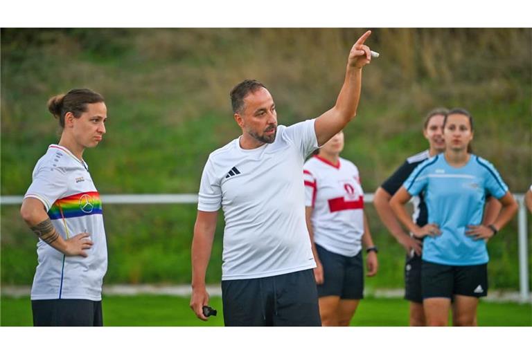 Der neue SGM-Trainer Mete Duman gibt seinen Spielerinnen während einer Trainingseinheit Anweisungen.