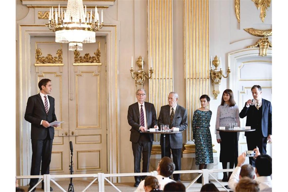 Literaturnobelpreise für Peter Handke und Olga Tokarczuk Der neue Ständige Sekretär Mats Malm mit den Akademie-Mitgliedern Anders Olsson (l-r), Par Westberg, Rebecka Kärde, Mikaela Blomqvist und Henrik Petersen. Foto: Anders Wiklund/TT News Agency/dpa