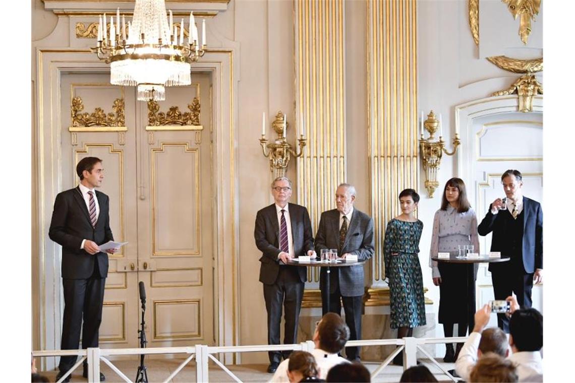 Der neue Ständige Sekretär Mats Malm mit den Akademie-Mitgliedern Anders Olsson (l-r), Par Westberg, Rebecka Kärde, Mikaela Blomqvist und Henrik Petersen. Foto: Anders Wiklund/TT News Agency/dpa