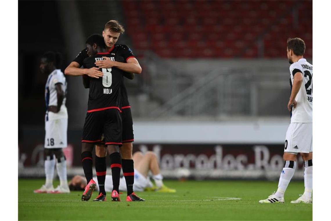 Kalajdzic gibt VfB-Debüt gegen den Hamburger SV Der neue Stuttgarter Sasa Kalajdzic umarmt Clinton Mola. Foto: Matthias Hangst/Getty Images Europe/Pool/dpa