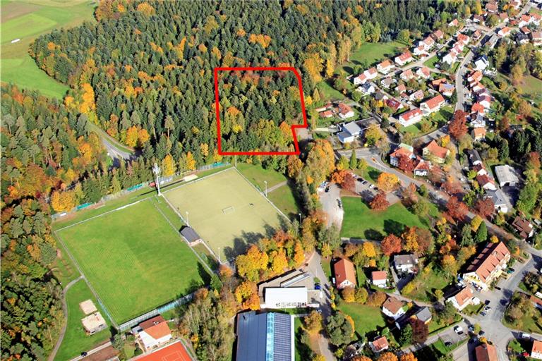 Der neue Supermarkt soll seinen Platz am Ortseingang von Althütte haben, von Lutzenberg beziehungsweise Sechselberg her kommend auf der linken Seite der Ortsdurchfahrt (Backnanger Straße/L1120), direkt vor der Feuerwehr. Rot umrandet ist die dafür vorgesehene Fläche (räumlicher Geltungsbereich), übertragen vom Bebauungsplan aufs Luftbild. Archivfoto: F. Muhl