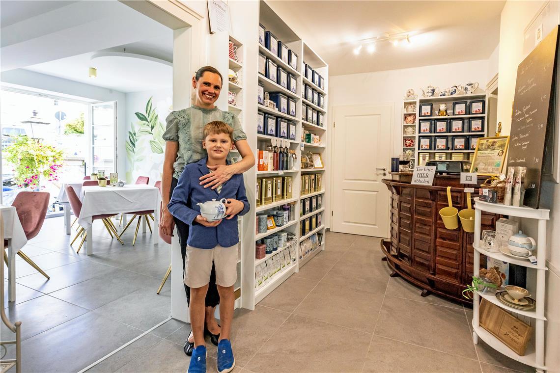 Läden in der Backnanger Innenstadt kommen und gehen Der neue Teeladen von Cara Thompson und ihrem Sohn John kommt gut an. Trotzdem gibt es noch einiges zu tun: Das Café soll einen kleinen Außenbereich bekommen und auch Veranstaltungen sind geplant. Fotos: Dietmar van der Linden