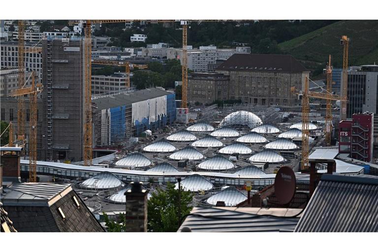 Der neue Tiefbahnhof in der Stuttgarter Innenstadt soll vermutlich Ende 2026 teilweise in Betrieb gehen. (Archivbild)