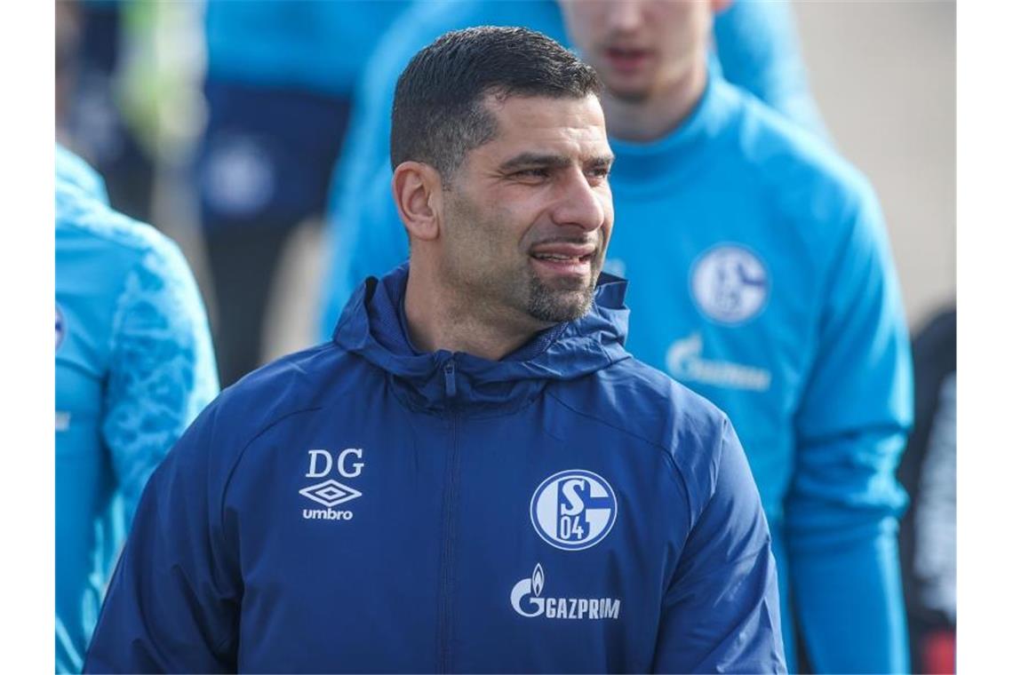 Der neue Trainer des FC Schalke 04, Dimitrios Grammozis, bemüht sich, Zuversicht auszustrahlen. Foto: Tim Rehbein/FC Schalke 04/dpa