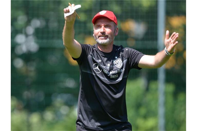 Der neue Trainer des VfB Stuttgart, Tim Walter, gestikuliert auf dem Trainingsplatz. Foto: Maximilian Haupt/Archivbild