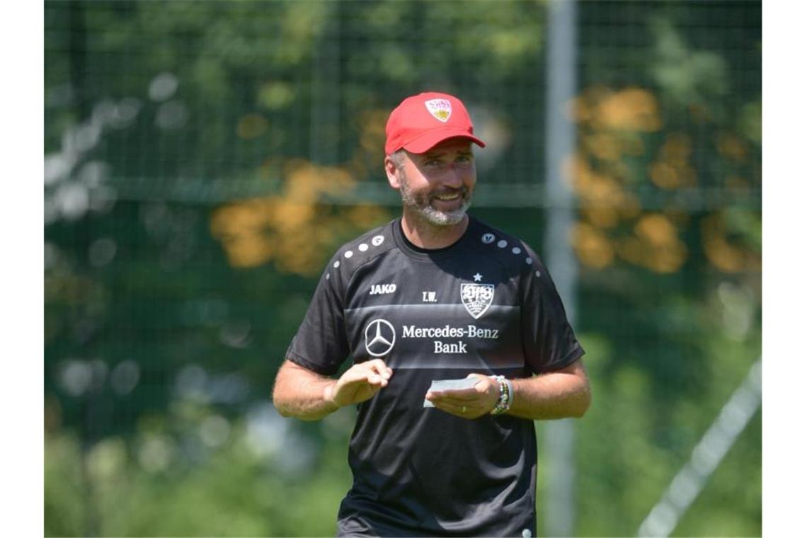 Der neue Trainer des VfB Stuttgart, Tim Walter, gestikuliert auf dem Trainingsplatz. Foto: Maximilian Haupt/Archivbild