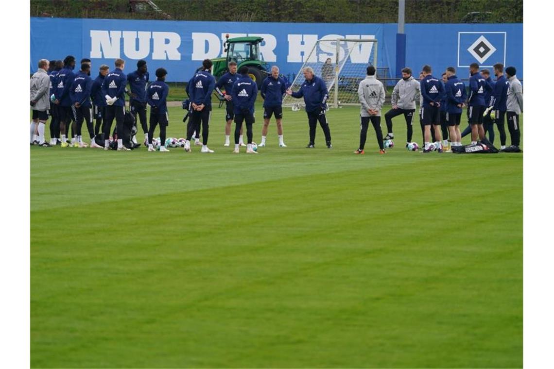 Trainertausch beim HSV: Hrubesch löst Thioune ab Der neue Trainer Horst Hrubesch (M) spricht mit den Spielern des Hamburger SV. Foto: Marcus Brandt/dpa