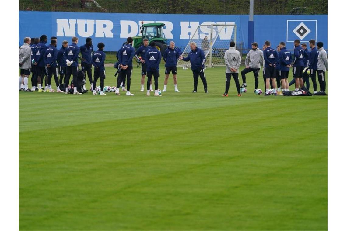 Der neue Trainer Horst Hrubesch (M) spricht mit den Spielern des Hamburger SV. Foto: Marcus Brandt/dpa