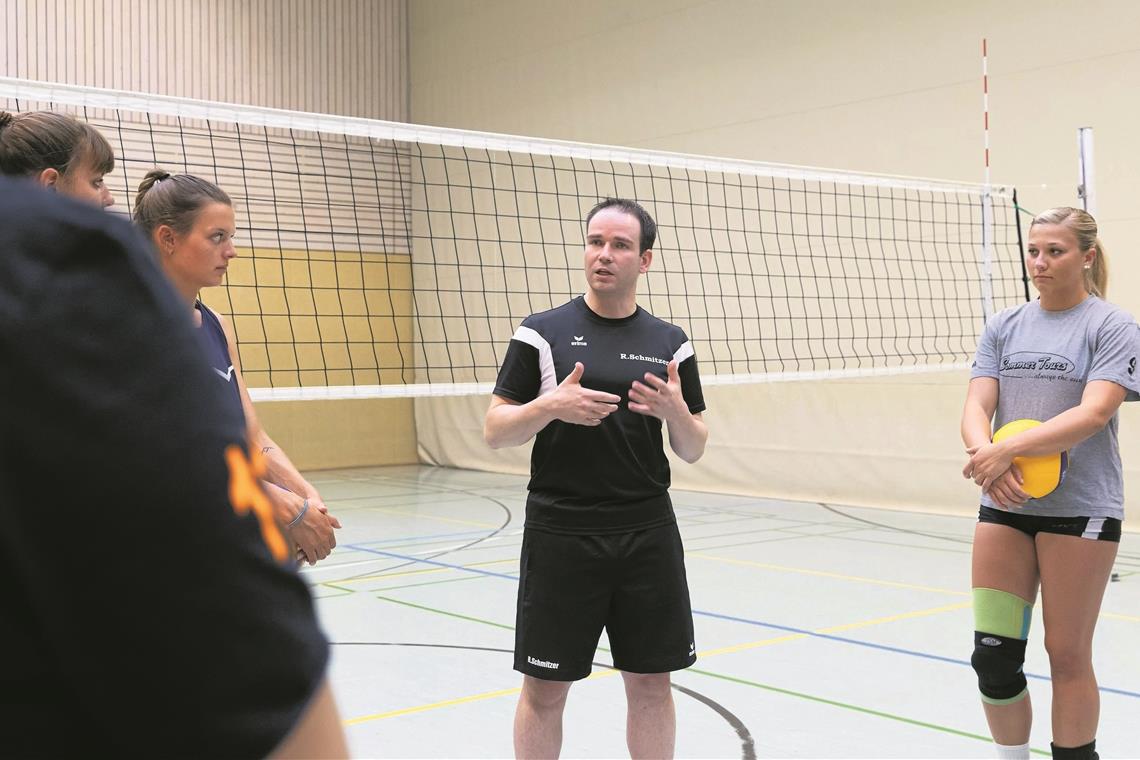 Der neue Trainer Ronny Schmitzer hofft, dass die TSG-Volleyballerinnen seinen Spielstil schnell verinnerlichen. Foto: J. Fiedler