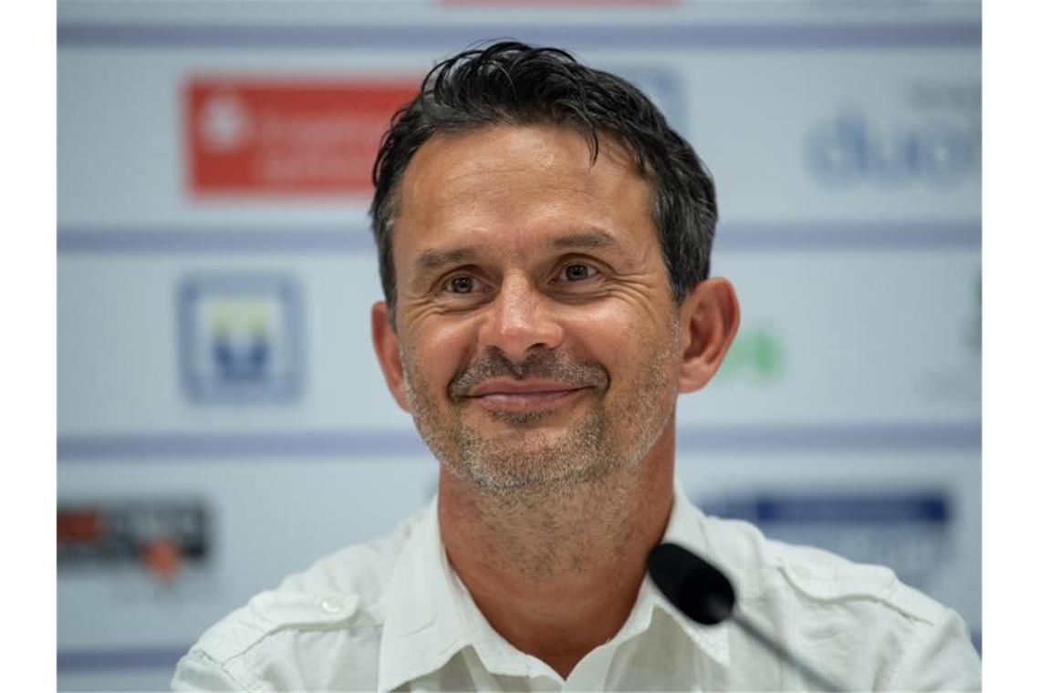 Der neue Trainer vom FC Erzgebirge Aue: Dir Schuster lächelt bei seiner Vorstellung. Foto: Robert Michael
