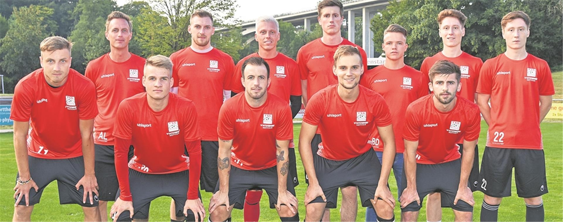 Auftakt mit neuem Coach und acht Zugängen Der neue TSG-Trainer Andreas Lechner (hinten links) begrüßte beim Trainingsstart die Zugänge: Marcel Knauß, Michael Quattlender, Thomas Doser, Nino Galle, Loris Maier, Leon Maier (hinten von links), Julian Schiffmann, Mika Wilhelm, David Kienast, Daniel Lang und Paul Weber (vorne). Foto: T. Sellmaier