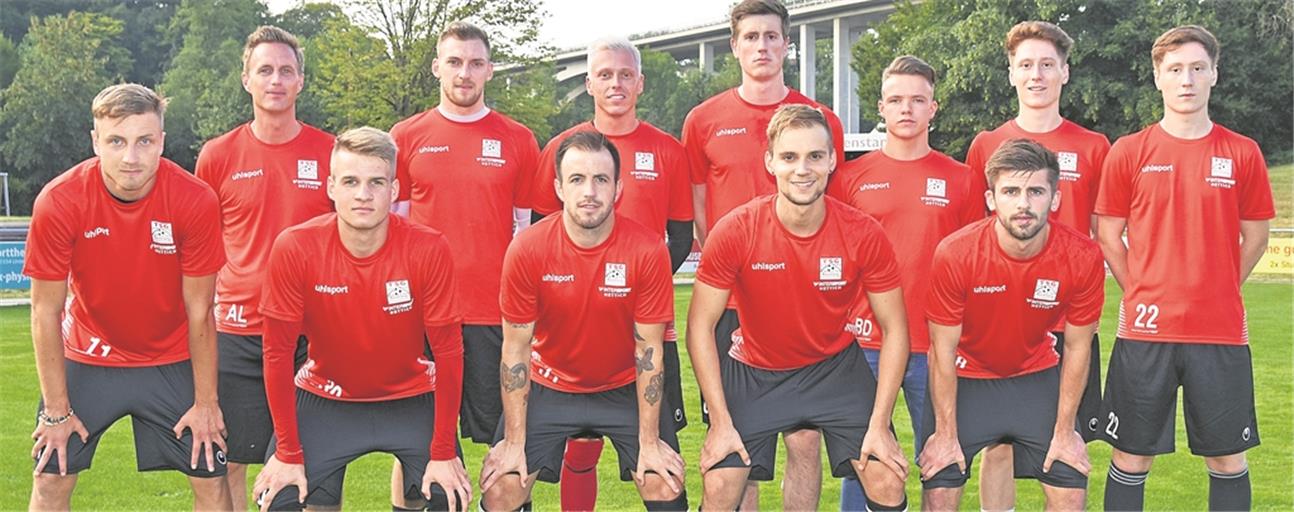 Der neue TSG-Trainer Andreas Lechner (hinten links) begrüßte beim Trainingsstart die Zugänge: Marcel Knauß, Michael Quattlender, Thomas Doser, Nino Galle, Loris Maier, Leon Maier (hinten von links), Julian Schiffmann, Mika Wilhelm, David Kienast, Daniel Lang und Paul Weber (vorne). Foto: T. Sellmaier