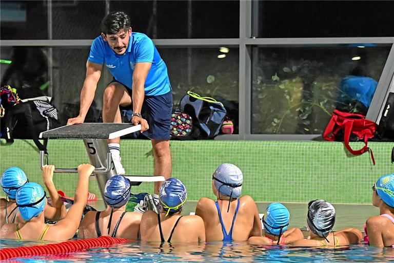 Der neue TSG-Trainer Faris Demyeaty erklärt den nächsten Trainingsinhalt. Seine Schützlinge hören aufmerksam zu. Foto: Tobias Sellmaier