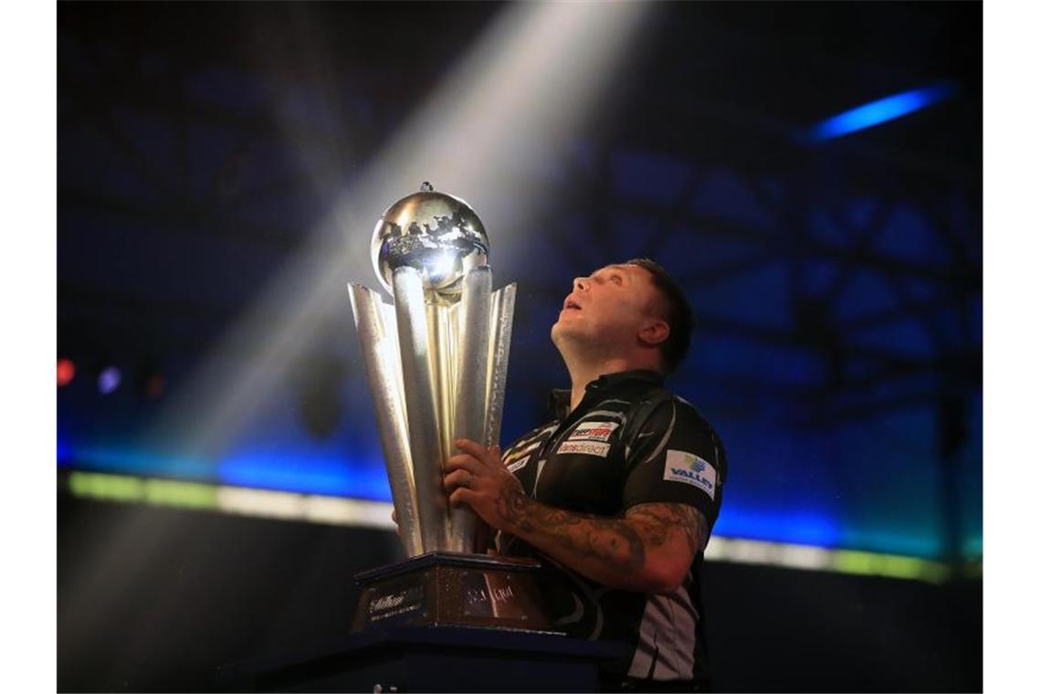 Der neue Weltmeister Gerwyn Price aus Wales hält seine Trophäe. Foto: Adam Davy/PA Wire/dpa